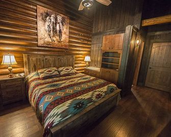 Private Mountain Cabin with Luxury Comfort - Peaceful Escape & Big Sky Views - Gardiner - Bedroom