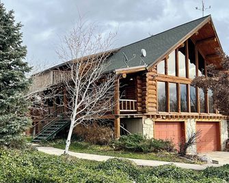 Family Ski Cabin with Hot tub and Pool - Ogden - Building