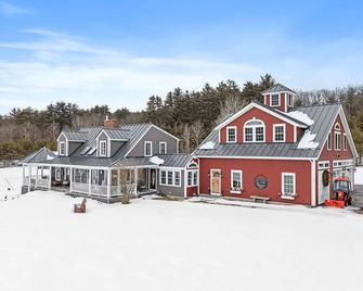 Peaceful Retreat with Stunning Mountain Views for Unforgettable Memories - Danbury - Building