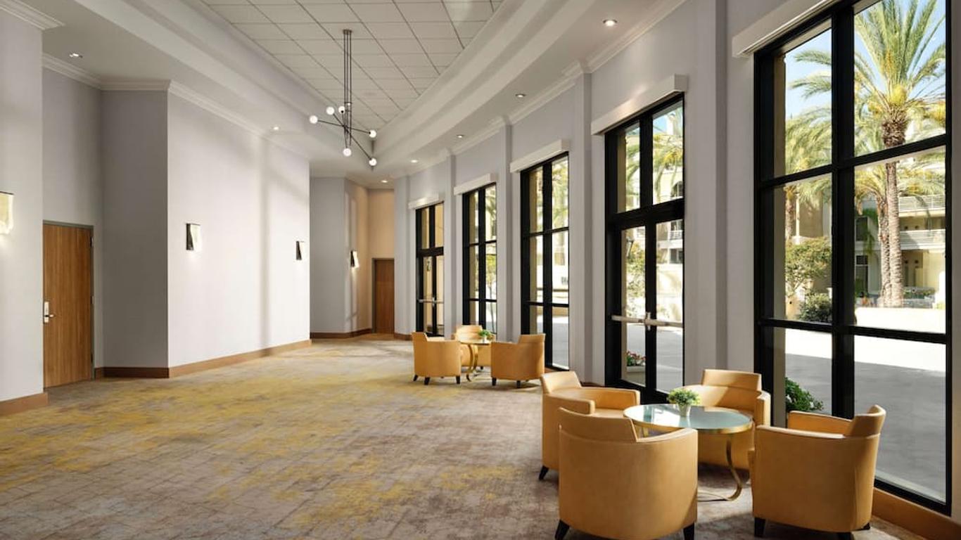 Hotel Zessa Orange County Airport, a DoubleTree by Hilton