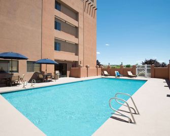 Hawthorn Suites by Wyndham Albuquerque - אלבקורקי - בריכה