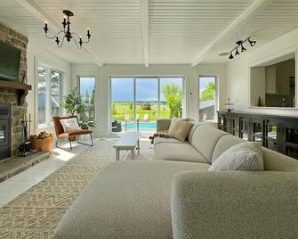 Hockey Themed House, Players' Hq, Pool & Jacuzzi - Saint-Basile-le-Grand - Living room