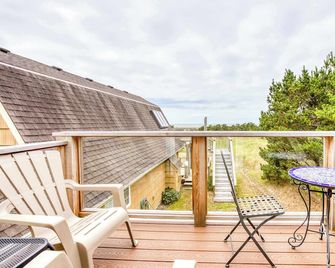 Lovely studio guesthouse with ocean views, outdoor deck & washer/dryer - Warrenton - Balcón
