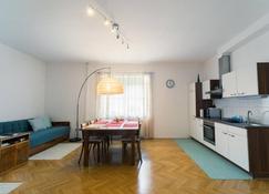 Sunny Villa Apartments - Ljubljana - Dining room