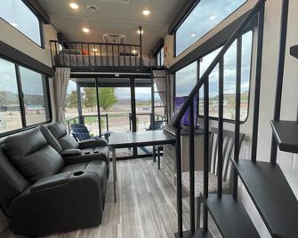 Coyote Moon Lodge Tiny Home near Zion National Park - Apple Valley - Living room