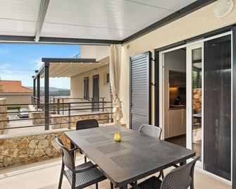 Crepsa Paradise with Jacuzzi - Couple Getaway - Cres - Balcón