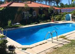 Studio with shared pool furnished garden and wifi at Nazare 7 km away from the beach - Nazaré - Piscina