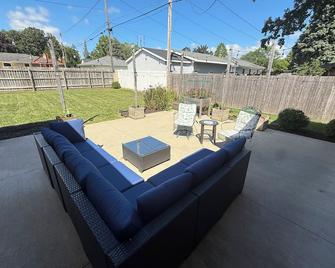 Vintage Charm Meets Modern Comfort Perfect 4 Families & Traveling Professionals - Kenosha - Патіо