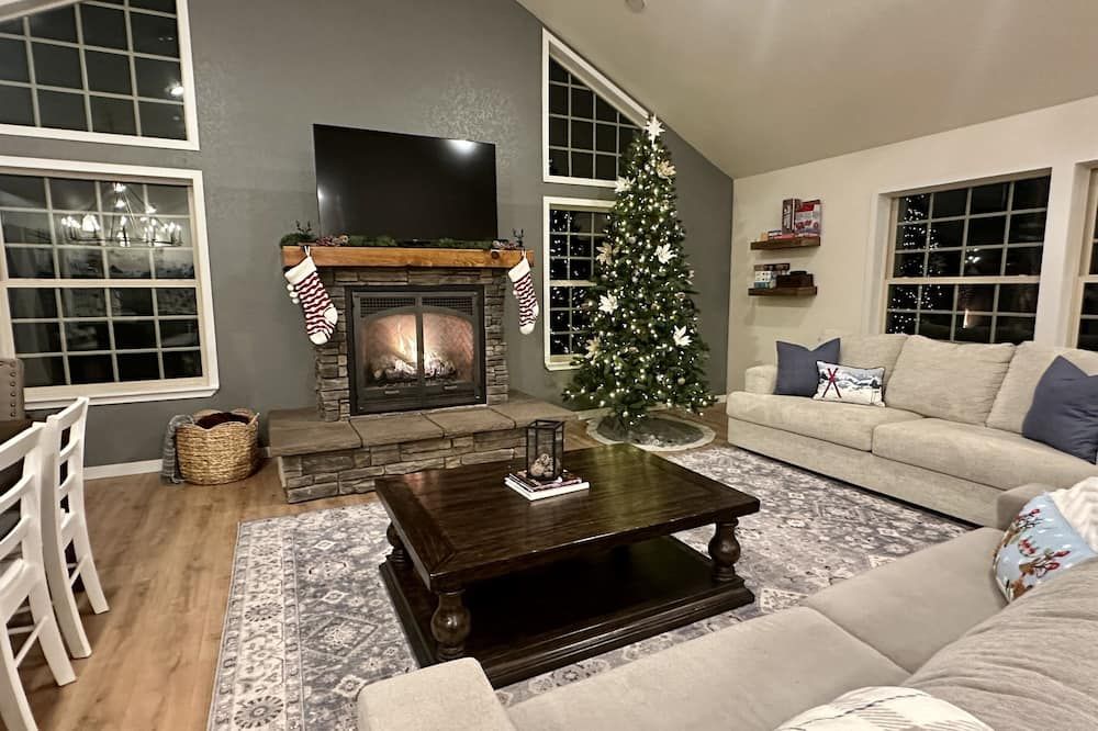 Riverfront Retreat - Sauna, Hottub, Game Rm, Pets - Brightwood - Sala de estar