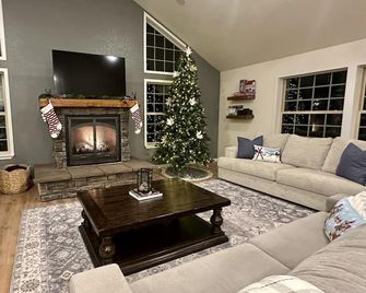 Riverfront Retreat - Sauna, Hottub, Game Rm, Pets - Brightwood - Sala de estar