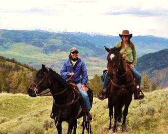 Creekside Cabin Near Yellowstone - Horse Rides, Rafting, Zip Lining, Hiking - Gardiner - Building