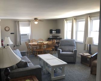 Beach side Upstairs Unit, 7 Houses from the Sand! - Long Beach - Sala de estar