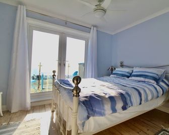 Serenity 'your calm seafront retreat' - Seaford - Bedroom