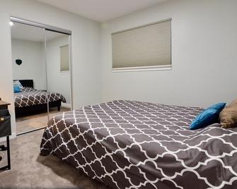 Modern Home Located in Westland - Westland - Bedroom