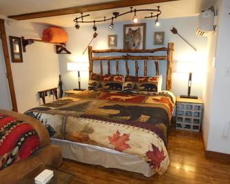 Yellowstone Studio # 5. Just One Mile From Yellowstone's Main Entrance - West Yellowstone - Schlafzimmer