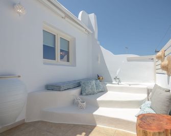 Blue Sky Summer - Naxos - Balcón