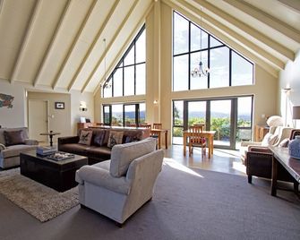Rimu Lodge - Hokitika - Living room