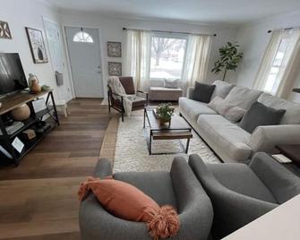3 Bed, 2 Bath Home with Gym & Playroom - Austin - Living room