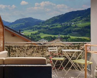 Cosy apartment for 7 people with WIFI, TV, balcony and panoramic view - Zillis-Reischen - Balcony