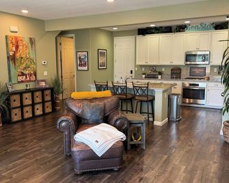 New - Sutter Roseville 1.1 Mile Kaiser Permanente 1.2 Mile - Gated Luxury Rental - Roseville - Kitchen