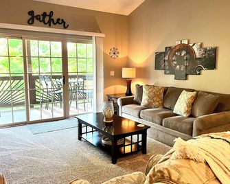 3 BR, 2 Bath Upper Level Condo on Table Rock Lake, Dock Access and fireplace - Ridgedale - Living room