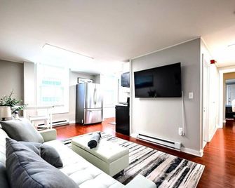 Redwood loft at Park Place King bed walk in closet fast WIFI and free coffee - Wilmington - Habitación