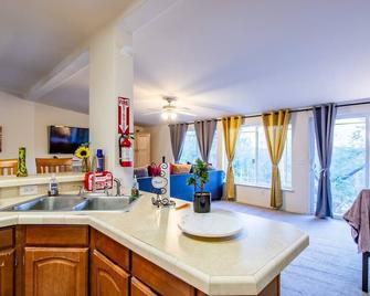 Yosemite's Scenic Hideaway - Midpines - Kitchen