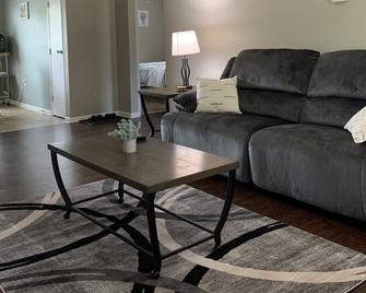 Cozy 2BR Suite in Boardman/Youngstown - Youngstown - Living room