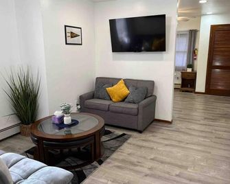 Quiet Apt with Coffee Bar, 1/2 Mile to West Point! - Highland Falls - Sala de estar