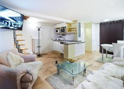 Bluestars Apartments - Carlsbad - Living room