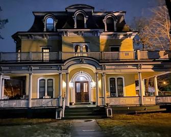 Mini Mansion rental suite, close to public transportation, train / buses - Plainfield - Building
