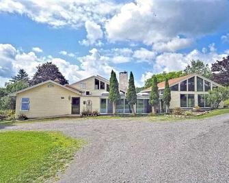 Located in Oneonta & Minutes from Cooperstown -- Perfect for Baseball Season! - Oneonta - Gebouw