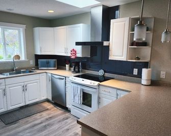 A Walk to the Harborfront - Nanaimo - Kitchen