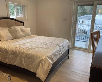 Private master bedroom in a farmhouse - Nanoose Bay - Habitación