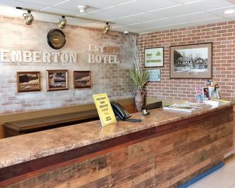 Pemberton Hotel - Pemberton - Front desk