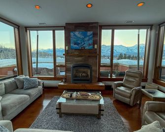 Historic 901 | Penthouse with Incredible Views - Fernie - Living room