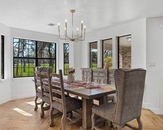 Luxury retreat in prime location close to entertainment, restaurants & shopping - Helotes - Comedor