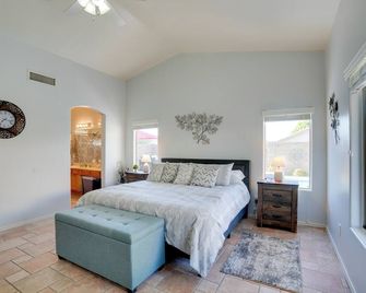 Sunny Surprise Getaway w/ Private Yard & Pool - Серпрайз - Спальня