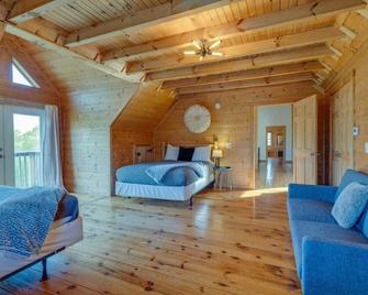 Secluded 18-Acres with Pool Hot Tub Pool Table - Fairview - Bedroom