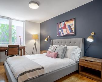 Rad Harvard Sq 1BR w/ Balcony, near Shops & Campus, by Blueground - קיימברידג' - חדר שינה