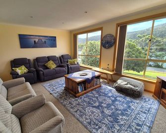 Coastal getaway in an unbeatable location steps from the region's top surf beach - Eaglehawk Neck - Sala de estar