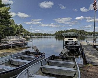 Lakefront one bedroom cabin with private dock - Lac du Flambeau