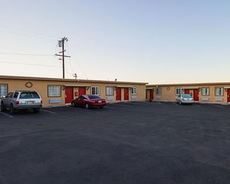 1 Queen Bed | Smoking, Micfridge - Hesperia - Building