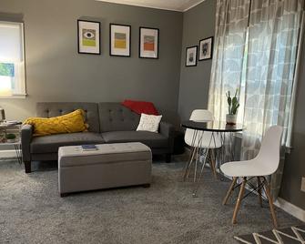 Cozy mid-century cottage - Chillicothe - Вітальня