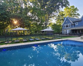 Dream World Cup Summer Vacation Home in NJ - Sleeps 20! - Teaneck - Pool