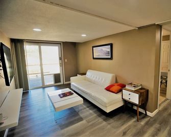 Lake View New Guest Suite in Golf Course w/ King Bed - Kenmore - Living room
