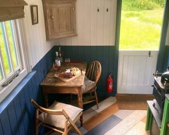 Stompy's Hut - Woodbridge - Dining room