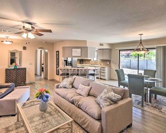 Lake Havasu City Home with Views 3 Mi to Marina! - Lake Havasu City - Living room