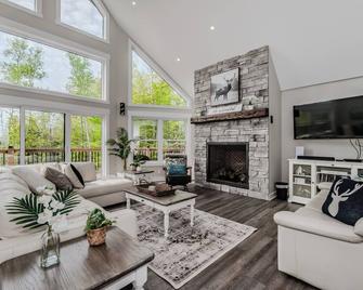Show Stopping Retreat Near Beaches - Wiarton - Living room