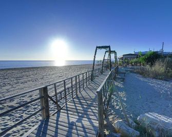 1104 Charming Beachfront Apartment on Golden Beach - 馬貝拉 - 海灘